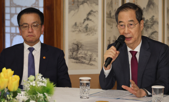 한덕수 대통령 권한대행 겸 국무총리가 14일 서울 공관에서 경제안보전략 TF 회의를 하고 있다. 연합뉴스.